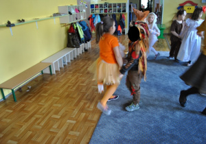 Dzieci tańczą w parach. Ujęcie 2